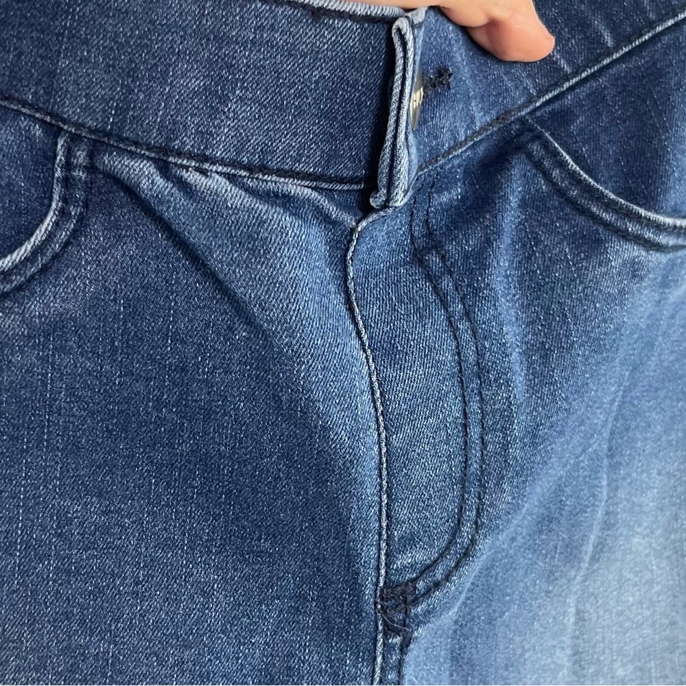 NWT Medium Wash Denim Mid-Rise Frayed Edge Leggings - Hue Studio - Picture 3 of 13